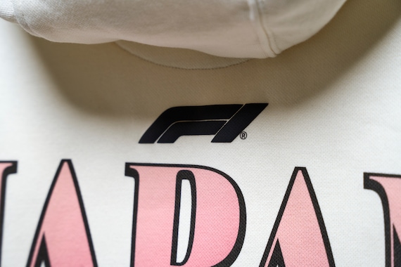 Der Suzuka Circuit ist seit 2010 in seiner aktuellen Form Austragungsort des Grand Prix und steht heute für anspruchsvolle und spannende Rennen für Fahrer und Zuschauer. Mit seinem markanten Achter-Layout markiert er einen denkwürdigen ersten Teil des F1-Kalenders und fordert jeden Fahrer und jedes Team heraus, Höchstleistungen zu erbringen.